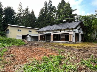Old house with barn gate in mountain village near Taneyama Plateau: Villa Real Estate For Sale Hometown Information Center: Nationwide Country Living Property Data — Image 1, Oshu, Iwate