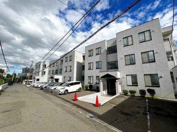 Miyanomori Park Mansion 3LDK Apartment for Sale in Sapporo - Image 1