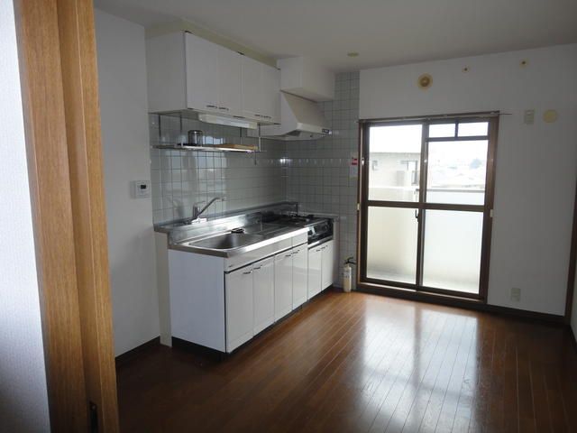 3DK Apartment for Rent in Odawara, Kanagawa - Thumbnail 2