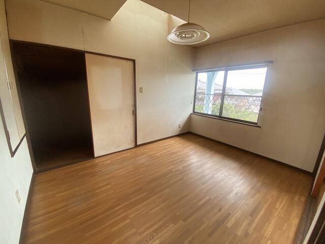 5LDK House for Sale in Yukuhashi, Fukuoka with Garden and Parking - Thumbnail 2