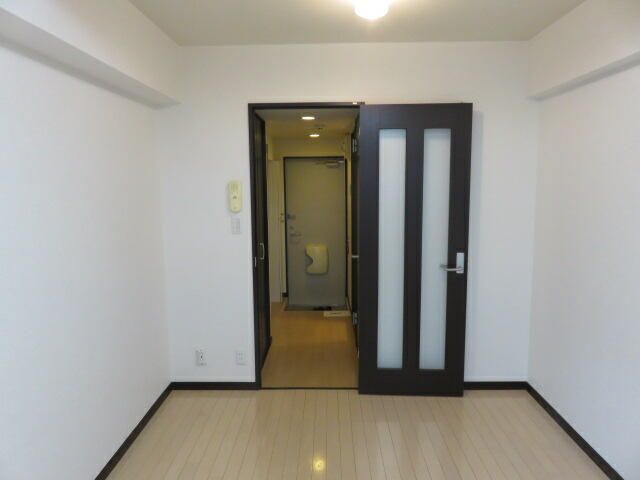 1K Apartment for Rent in Tachikawa, Tokyo - 6 Min Walk to Station - Thumbnail 2