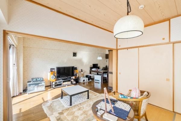 3LDK Apartment for Sale in Inagi, Tokyo - Steps from Keio Yomiuriland Station - Thumbnail 2