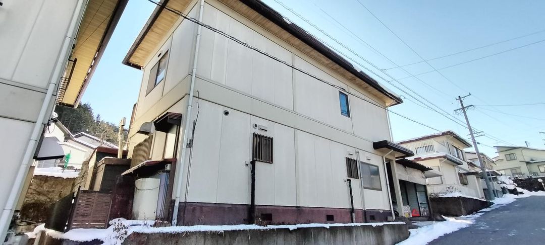 5DK House for Sale in Quiet Takayama Neighborhood - Thumbnail 2