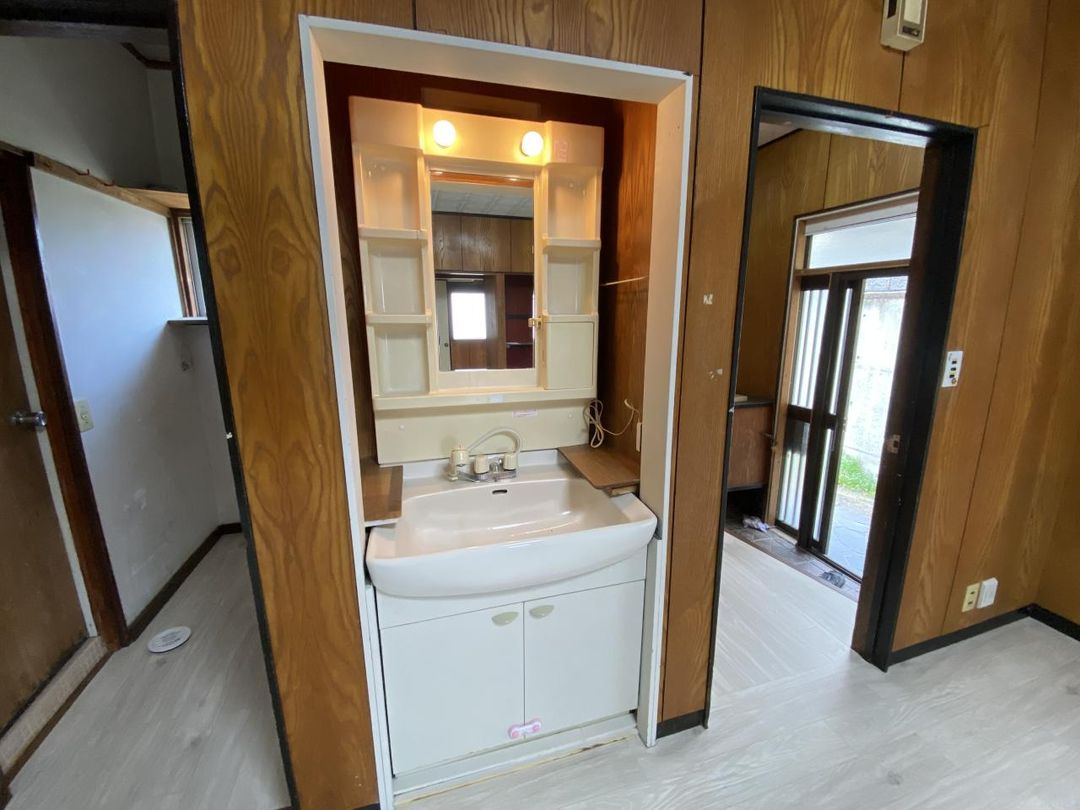 6DK House for Sale in Hirata, Iwakuni - 108.79 sqm on 183.59 sqm Land - Thumbnail 2