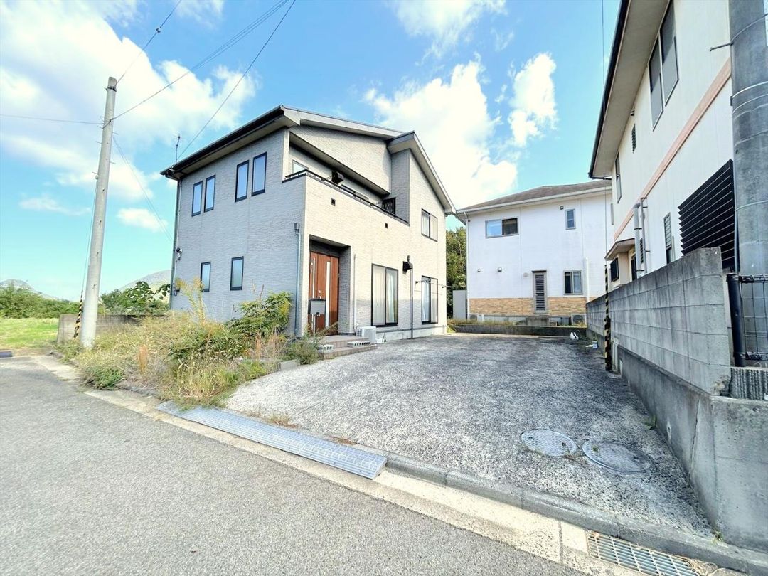 4SLDK House for Sale in Quiet Takamatsu Neighborhood with 3 Car Parking - Thumbnail 3