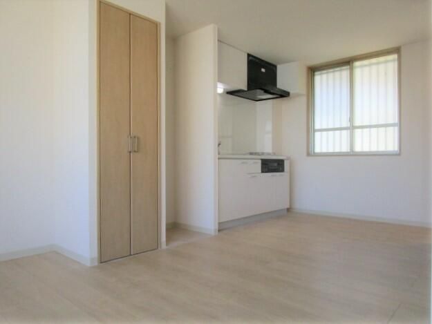 1K Apartment for Rent in Kunitachi, Tokyo - 8 Min Walk to Station - Thumbnail 4