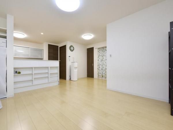 2019 Built 4LDK Detached House in Osaka's Nishiyodogawa Ward - Thumbnail 4