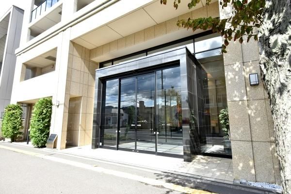 3LDK Condo in Maruyama The Residence, Sapporo | 79.78m² - Thumbnail 2