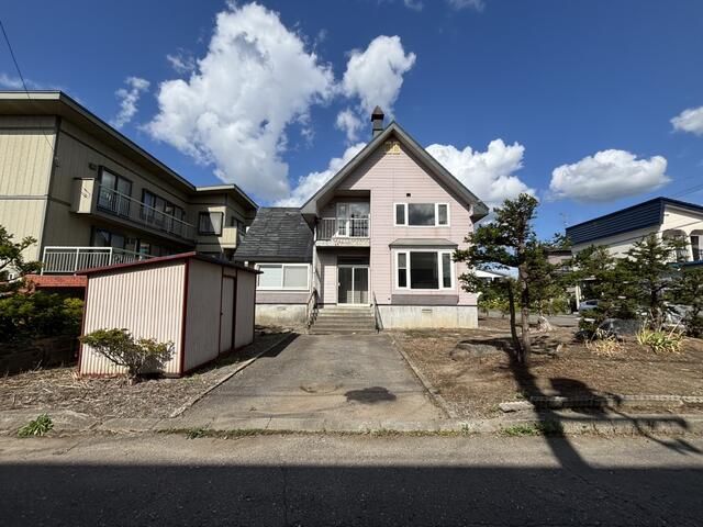 5LDK Detached House on Large Corner Lot in Asahikawa, Hokkaido - Image 7