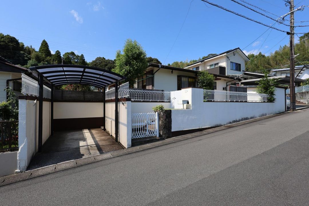 1979 4DK House for Sale in Quiet Miyazaki Neighborhood - Thumbnail 2
