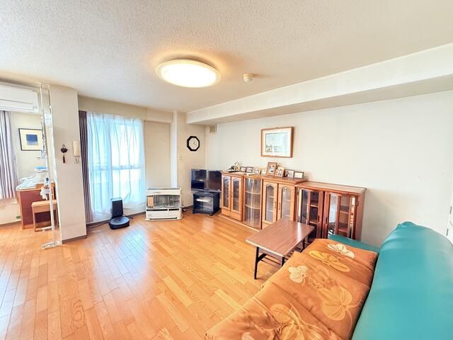 2LDK Corner Apartment for Sale in Central Sapporo, Hokkaido - Thumbnail 4