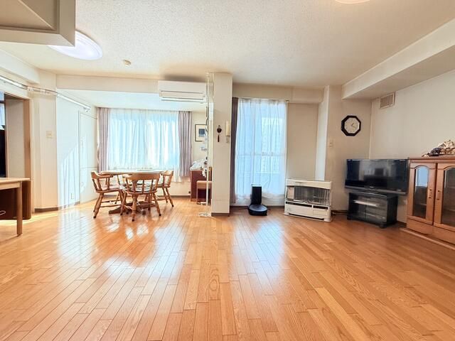 2LDK Corner Apartment for Sale in Central Sapporo, Hokkaido - Thumbnail 3