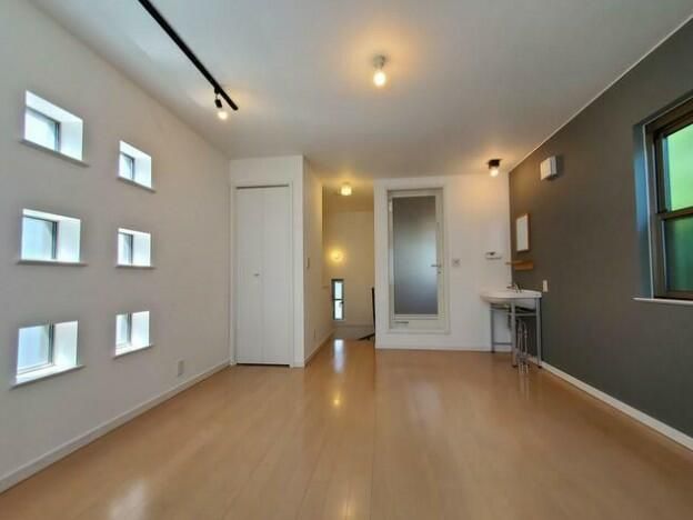 1LDK Terrace House for Rent in Shibuya's Yoyogi - Thumbnail 3