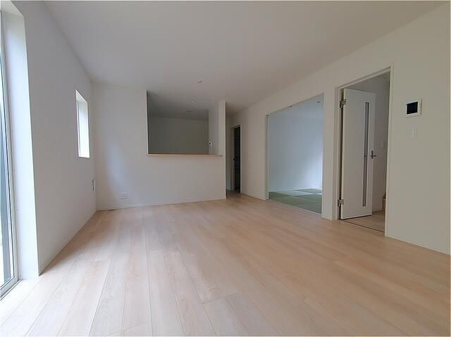 New 4LDK House in Kobe's Nishi Ward with Parking for Two - Thumbnail 3