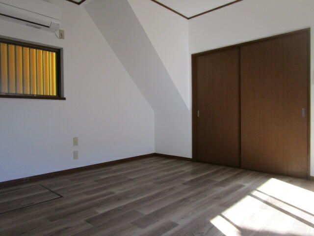 2LDK Terraced House for Rent in Kunitachi, Tokyo - Thumbnail 3