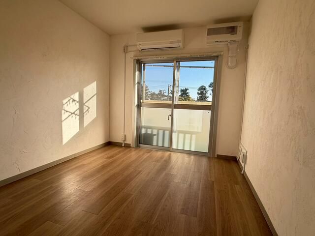 Tsujido Danchi Apartment with Seaside Park Views in Fujisawa - Thumbnail 4