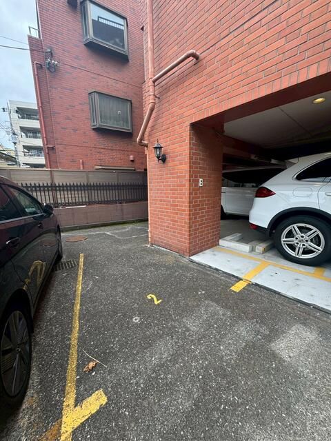 Moped-Only Parking Space for Rent in Nakano, Tokyo - Thumbnail 3