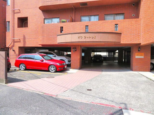 Moped-Only Parking Space for Rent in Nakano, Tokyo - Thumbnail 2