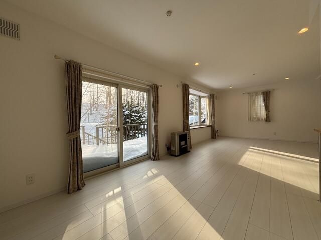 4LDK Detached House for Sale in Minami-ku, Sapporo, Hokkaido - Thumbnail 2