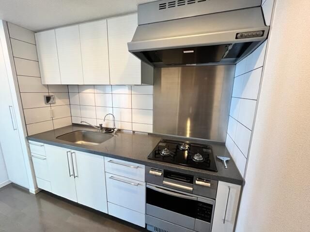 2LDK Apartment for Sale in Ariake, Koto Ward, Tokyo - Thumbnail 3