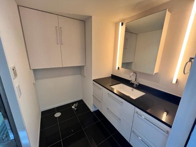 2LDK Apartment for Sale in Ariake, Koto Ward, Tokyo - Thumbnail 4