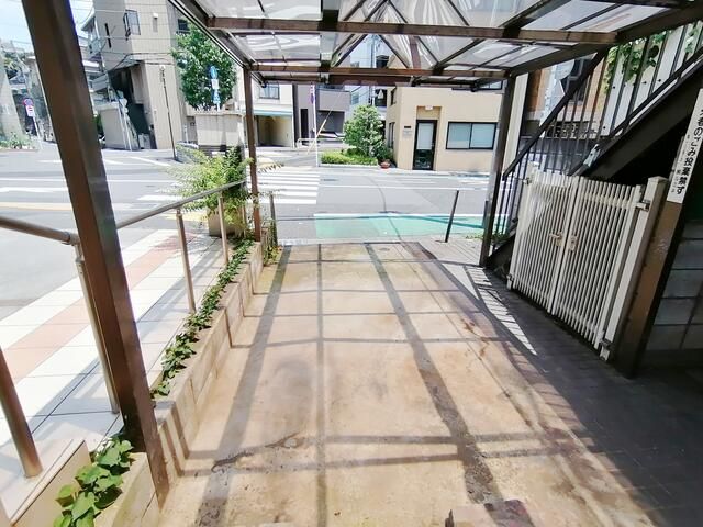 1K Apartment for Rent in Bunkyo-ku, Tokyo - Thumbnail 4
