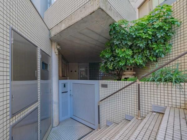 7LDK House for Sale in Shibuya, Tokyo near Omotesando Station - Thumbnail 2
