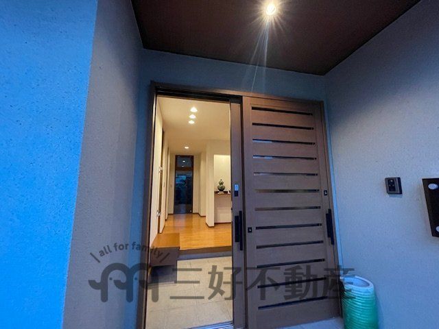 2012 Sumitomo Forestry House with 3 Separate Buildings in Keisen - Image 22