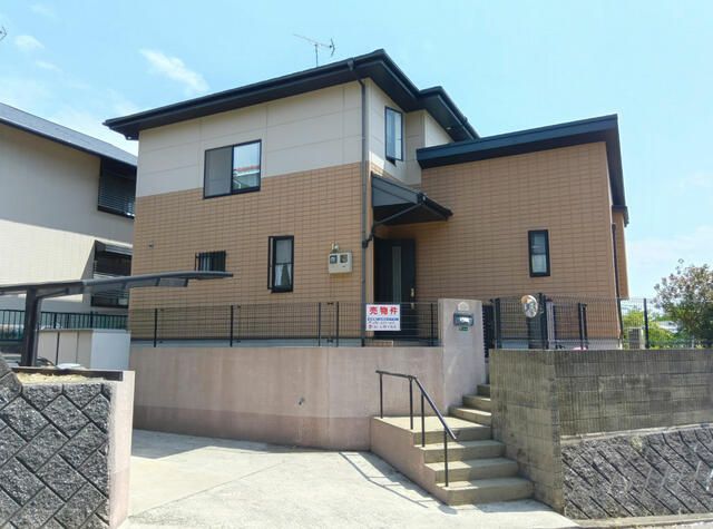 4DK House in Fukutsu City with Garden and Parking - Image 9
