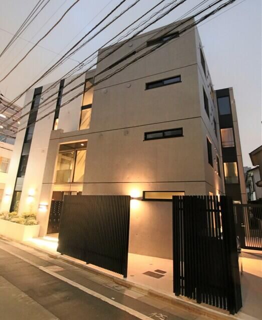 Modern 1R Apartment for Rent in Asagaya, Suginami - Image 1