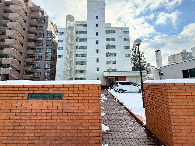 3LDK Apartment for Sale in Chuo Ward, Sapporo, 82.06 sqm - Image 1