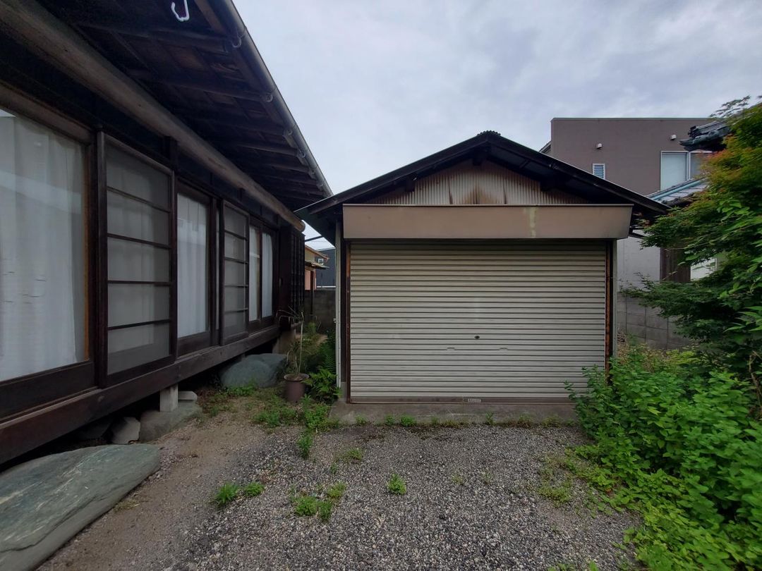 1976 5DK House on 323sqm Land in Imabari, Ehime with Free Parking - Image 1