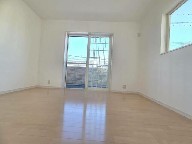 4LDK House for Sale in Quiet Wakayama Neighborhood - Image 2