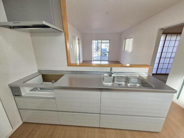 4LDK House for Sale in Quiet Wakayama Neighborhood - Image 1