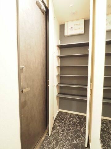 2LDK Pet-Friendly Apartment for Rent in Komae, Tokyo - Thumbnail 3
