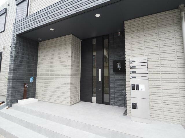 2LDK Pet-Friendly Apartment for Rent in Komae, Tokyo - Thumbnail 4