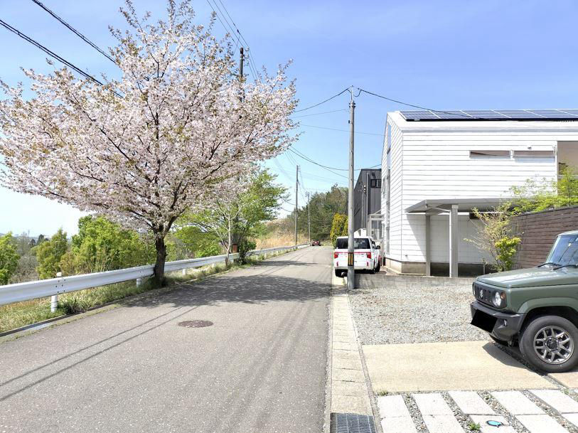 3LDK House in Akita City with Wooden Deck and Cherry Blossoms - Thumbnail 2