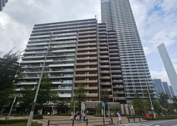 3LDK Apartment for Sale in Harumi, Chuo-ku, Tokyo - Thumbnail 2