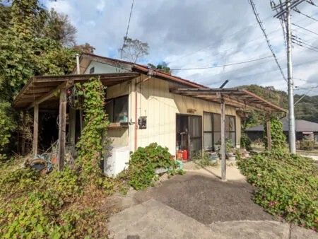 Compact Wooden House with Garden in Motegi, Tochigi - Thumbnail 2