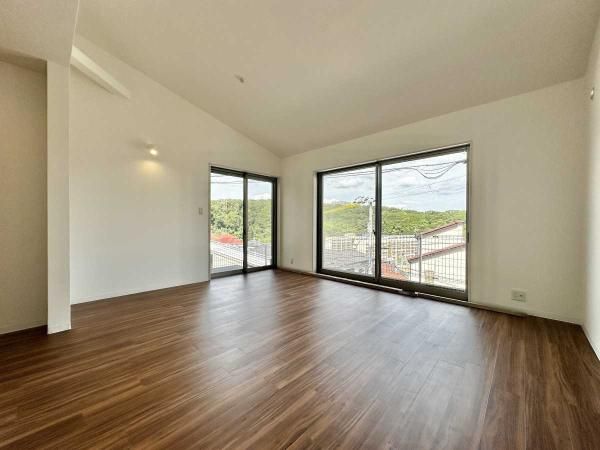 3LDK Detached House for Sale in Tarumi, Kobe with Garage - Thumbnail 2