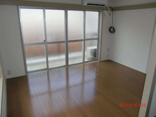 1DK Apartment for Rent near Shin-Okubo Station, Shinjuku - Thumbnail 2