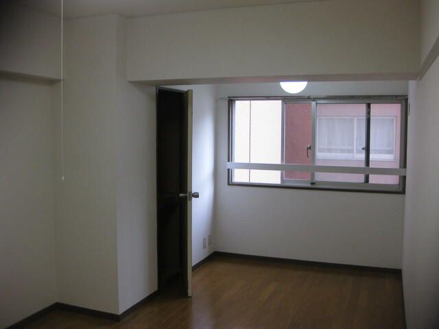 2LDK Apartment for Rent in Shinagawa, Tokyo - Lions Mansion - Thumbnail 3