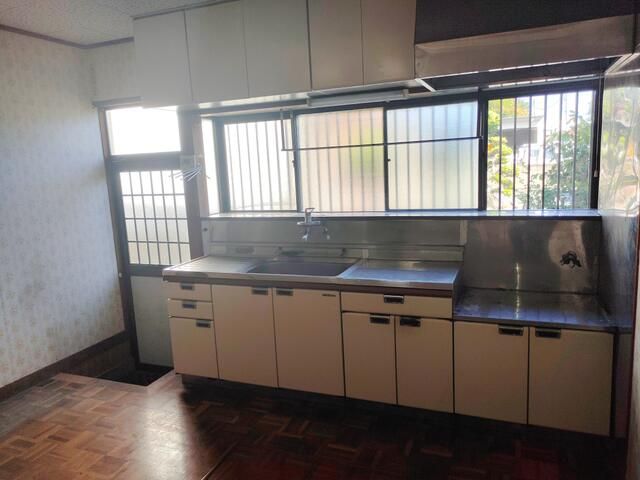 7DK House for Sale on Large Corner Lot in Tateyama, Chiba - Thumbnail 3