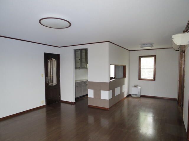 5LDK House for Sale in Oamishirasato, Chiba with Sauna and Parking - Image 22