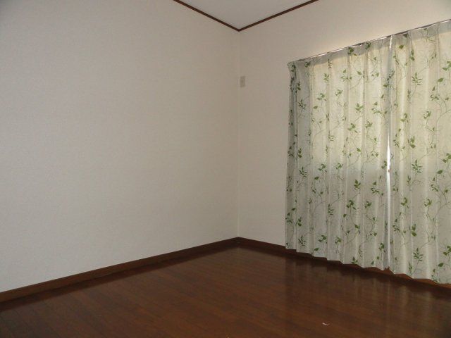 2DK Townhouse for Rent in Yoshikawa, Saitama - Thumbnail 4