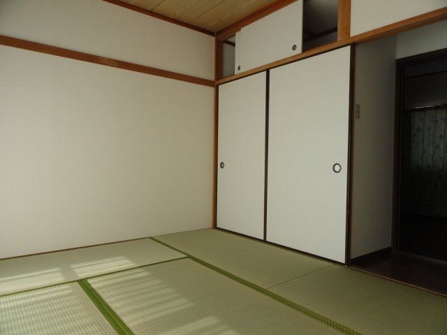 2DK Townhouse for Rent in Yoshikawa, Saitama - Thumbnail 2