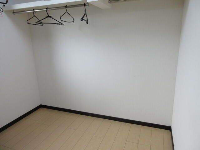4LDK House for Sale in Omuta, Fukuoka with Garden and Parking - Thumbnail 3