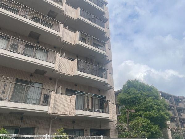Used 2LDK Apartment for Sale in Chofu, Tokyo - 62.70 sqm - Thumbnail 2