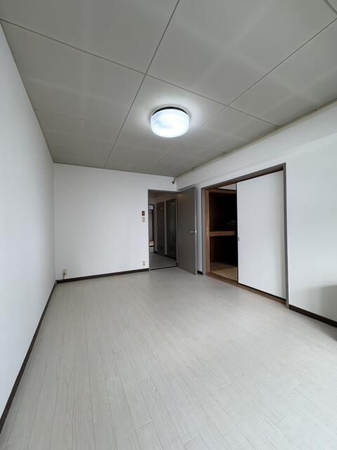 2LK Apartment for Renovation in Central Sapporo, Hokkaido - Thumbnail 4