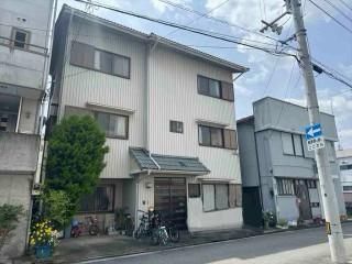 Heavy Steel 3-Storey House for Multi-Generational Living in Kochi - Main Image